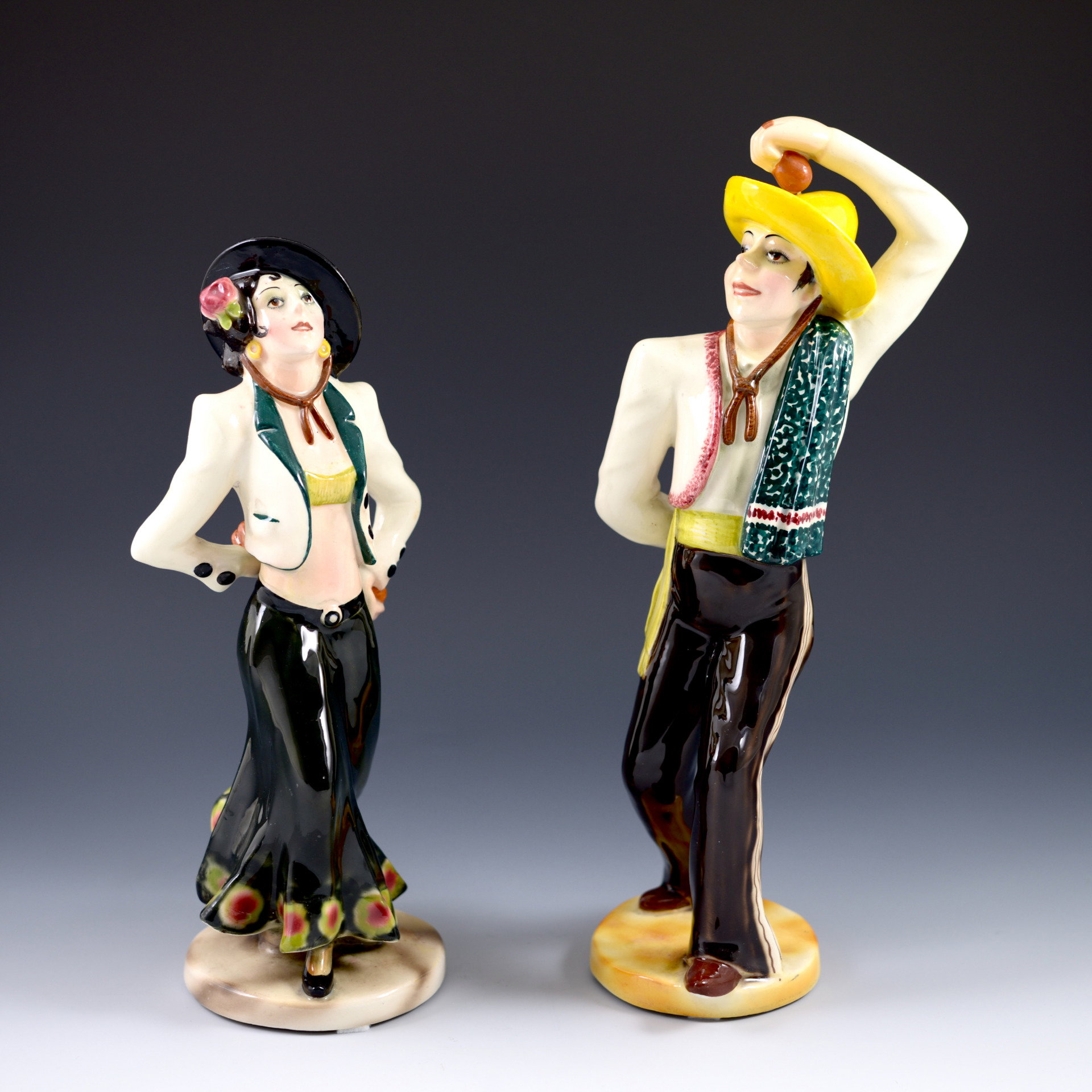 Coppia di ballerini in costumi tradizionali sudamericani